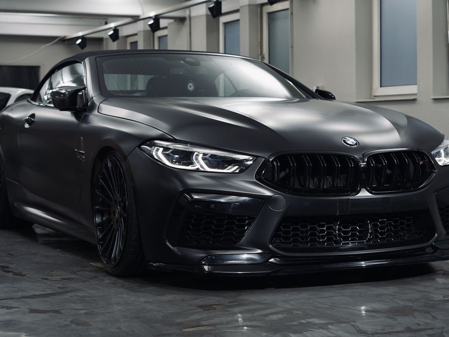 BMW M8 Cabrio im Showroom