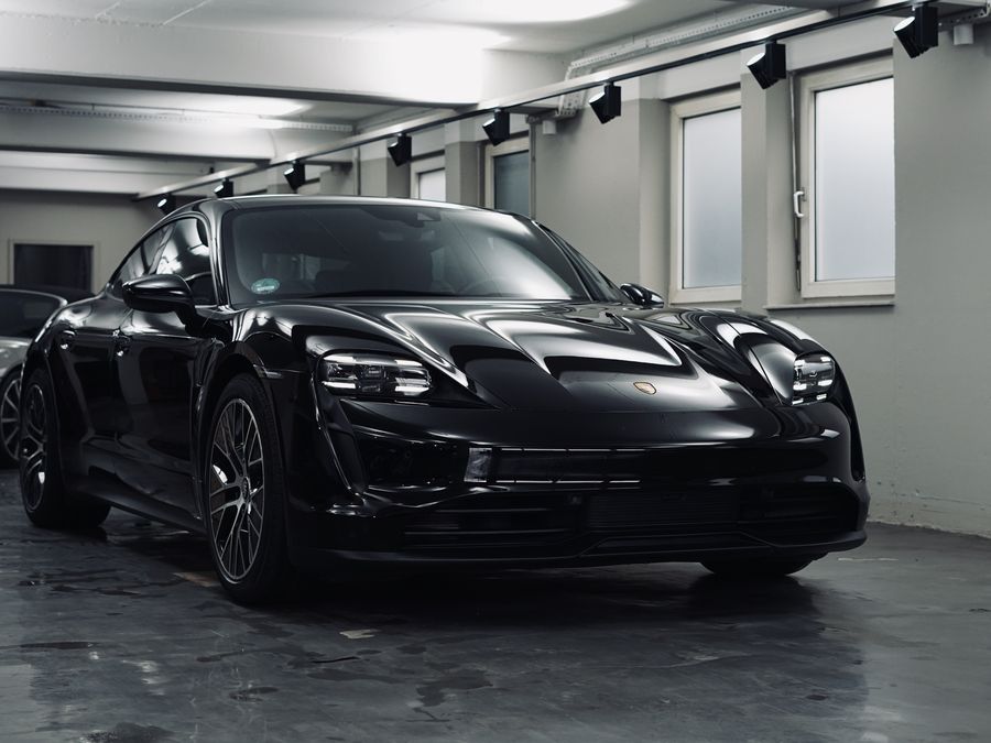 Porsche Taycan im Showroom