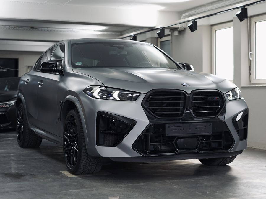 BMW X6 M im Showroom
